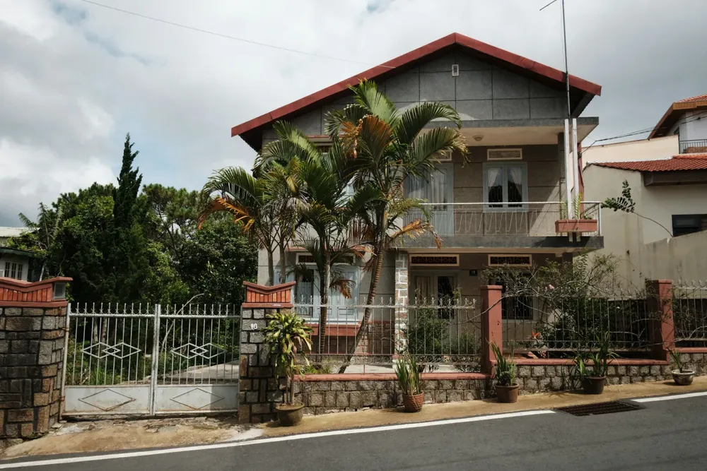 Sobrado com varanda e portão de ferro, a próxima visita